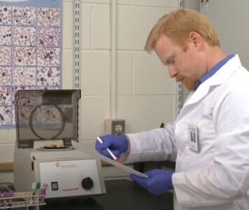 Клиника лечения наркозависимости в Рассказово Врач в кабинете клиники