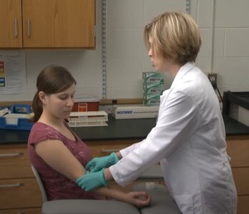 Лечение зависимости от аптечных препаратов в Рассказово Врач делает инъекцию пациентке