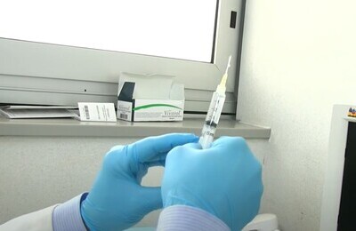 Проведение кодирования Вивитролом в Рассказово Шприц с Вивитролом в руках у врача